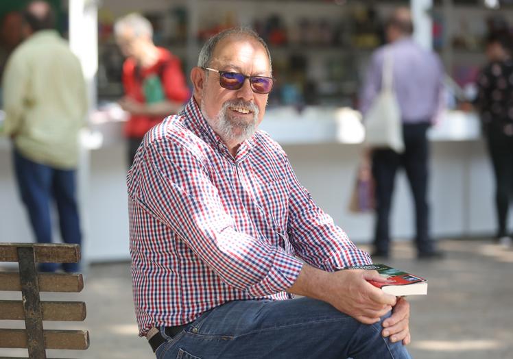 Ignacio Uranga, jubilado y gran amante de la lectura, se ha comprado 'El guardián invisible', de Dolores Redondo, y espera seguir con el resto de la trilogía.