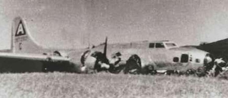 El b-17 'Bachelor's Bride', de escuadrón 322 BS, grupo de bombarderos 91 BG, en la campa en la que aterrizó de emergencia.