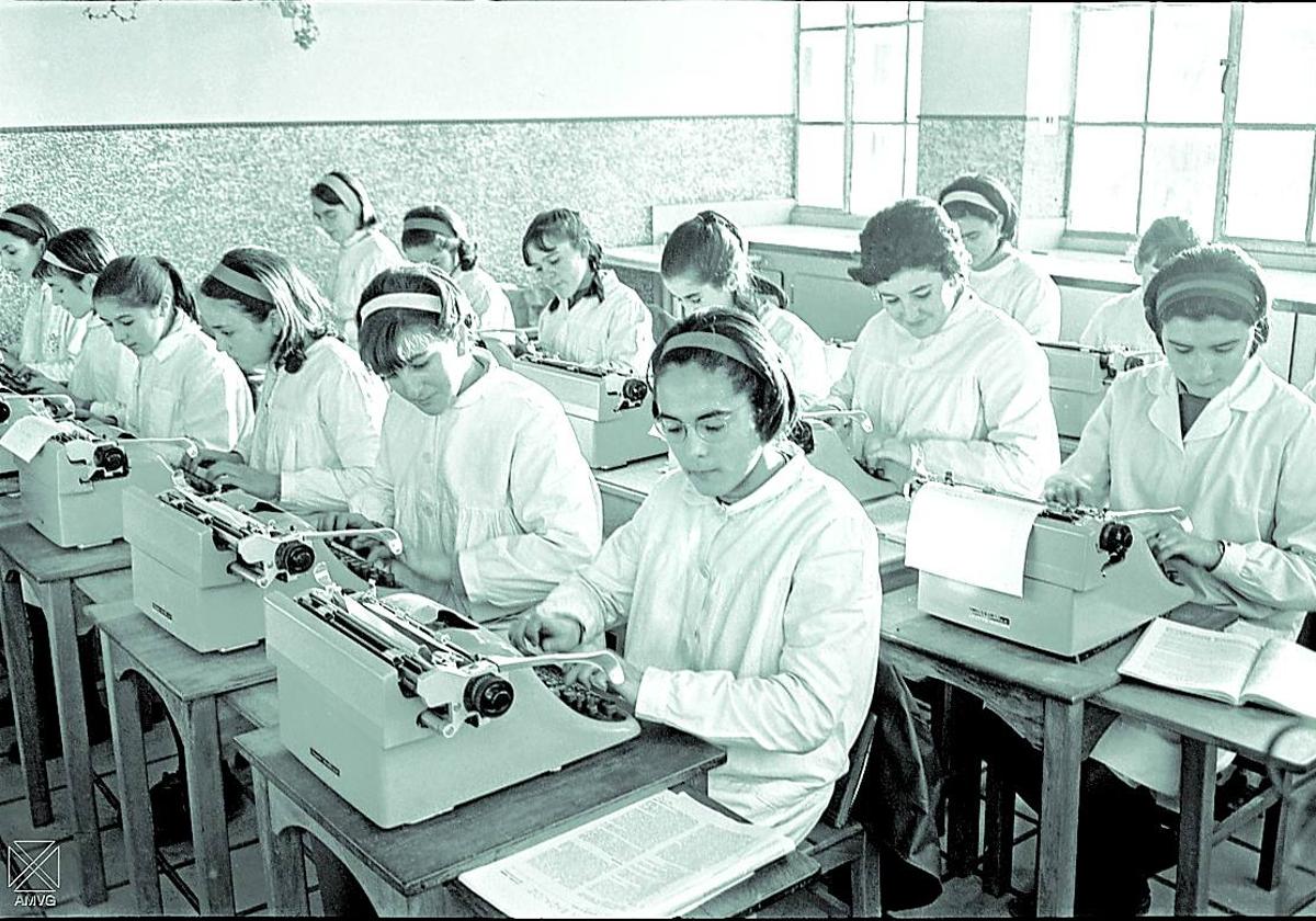 Alumnas en clase de mecanografía en los años 60.