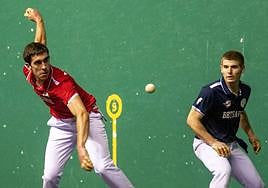 De la Fuente se coloca para soltar la derecha ente la mirada de Beñat Apezetxea.