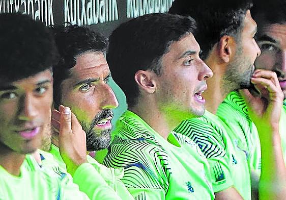 Raúl García y Oier Zarraga, en la imagen en el banquillo ante el Elche, acudirán al Bernabéu sin saber si seguirán en el club la próxima temporada.