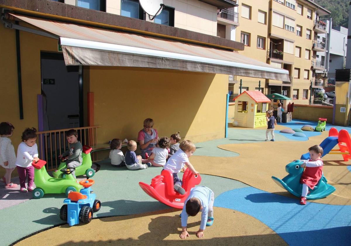 Bebés juegan en la terraza adaptada de la Haurreskola de Ermua.