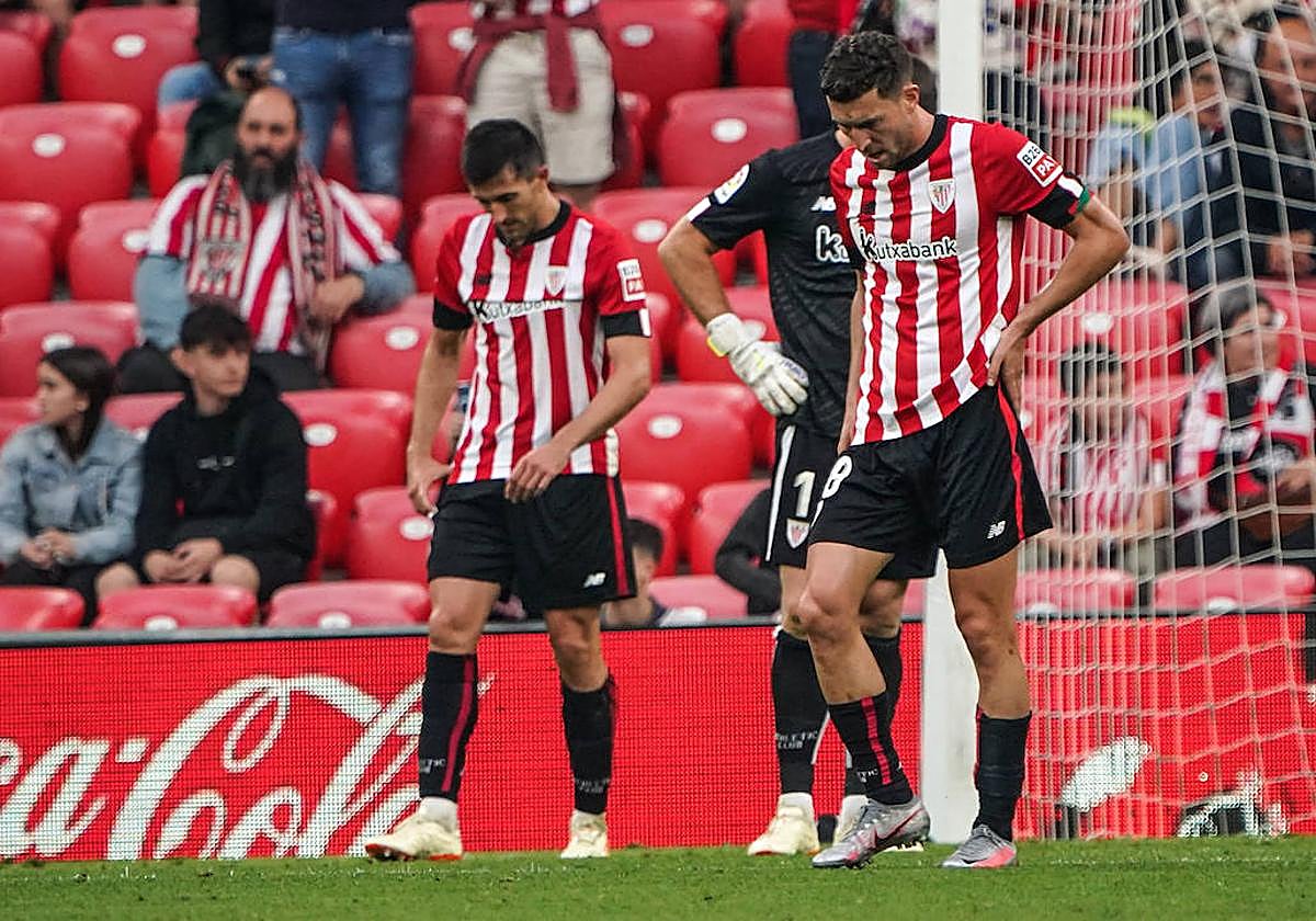 Los jugadores del Athletic se lamentan tras el gol del Elche.