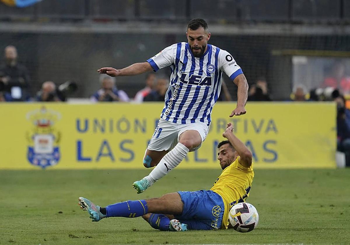 Luis Rioja, sortea a un rival en Las Palmas.