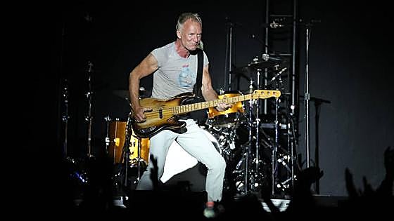 Sting todo el rato chupando cámara