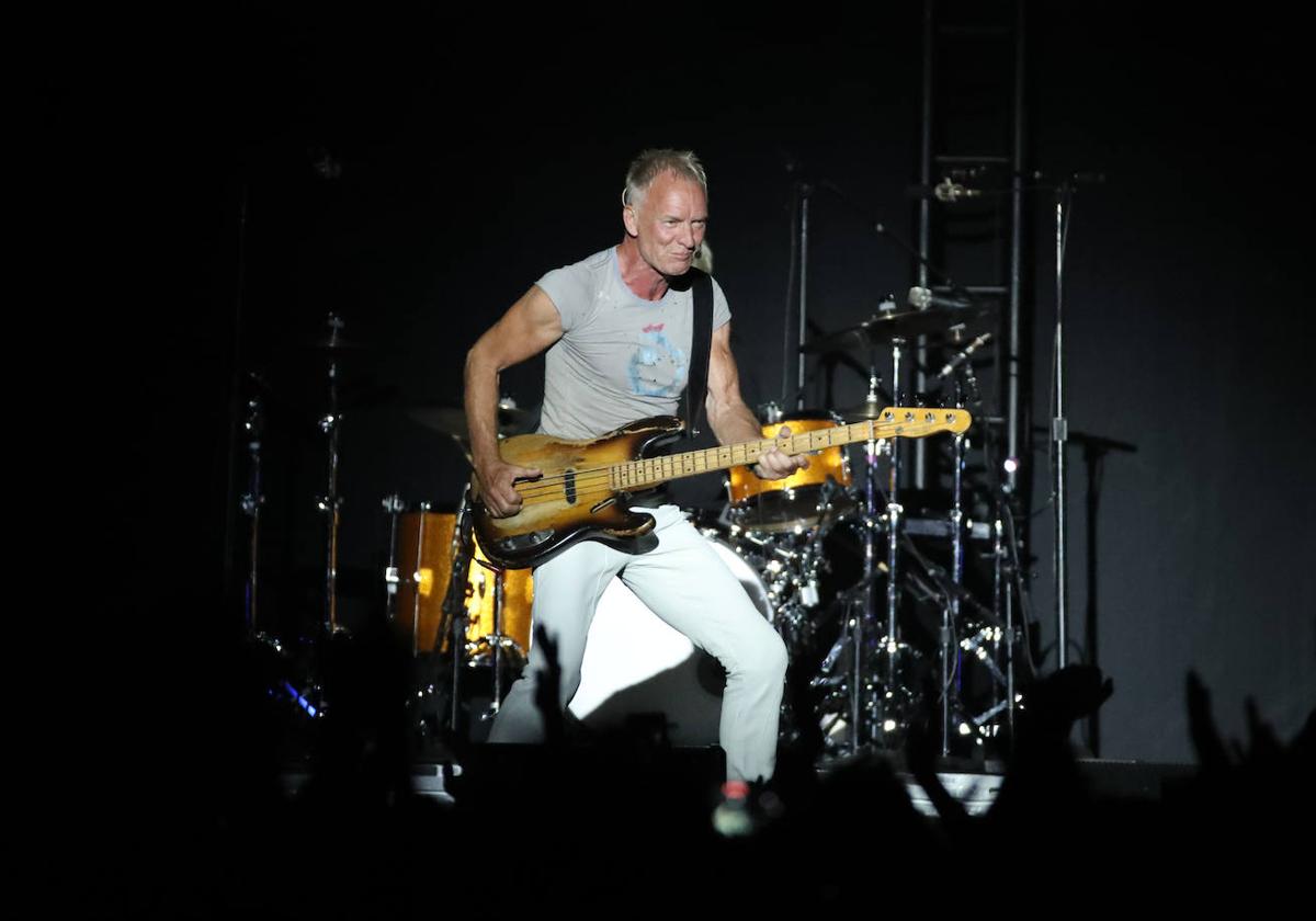 Sting todo el rato chupando cámara