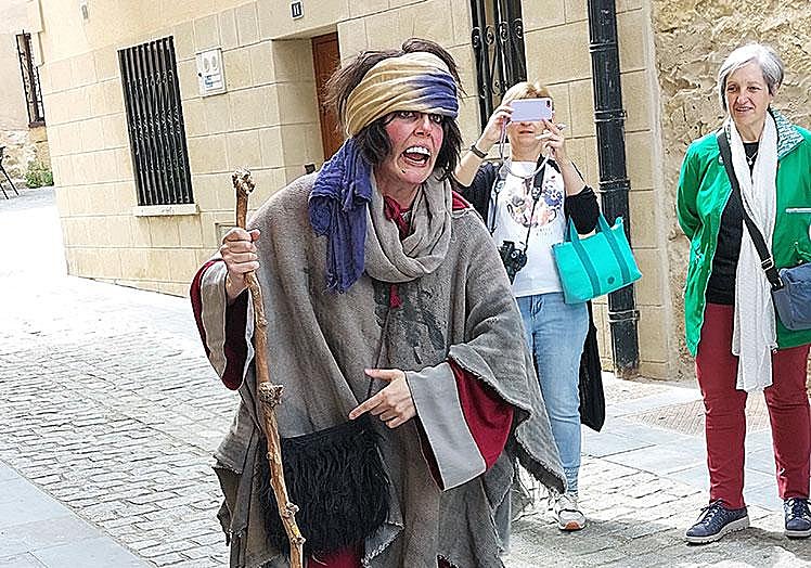Un momento del paseo teatralizado por la historia de Elciego.