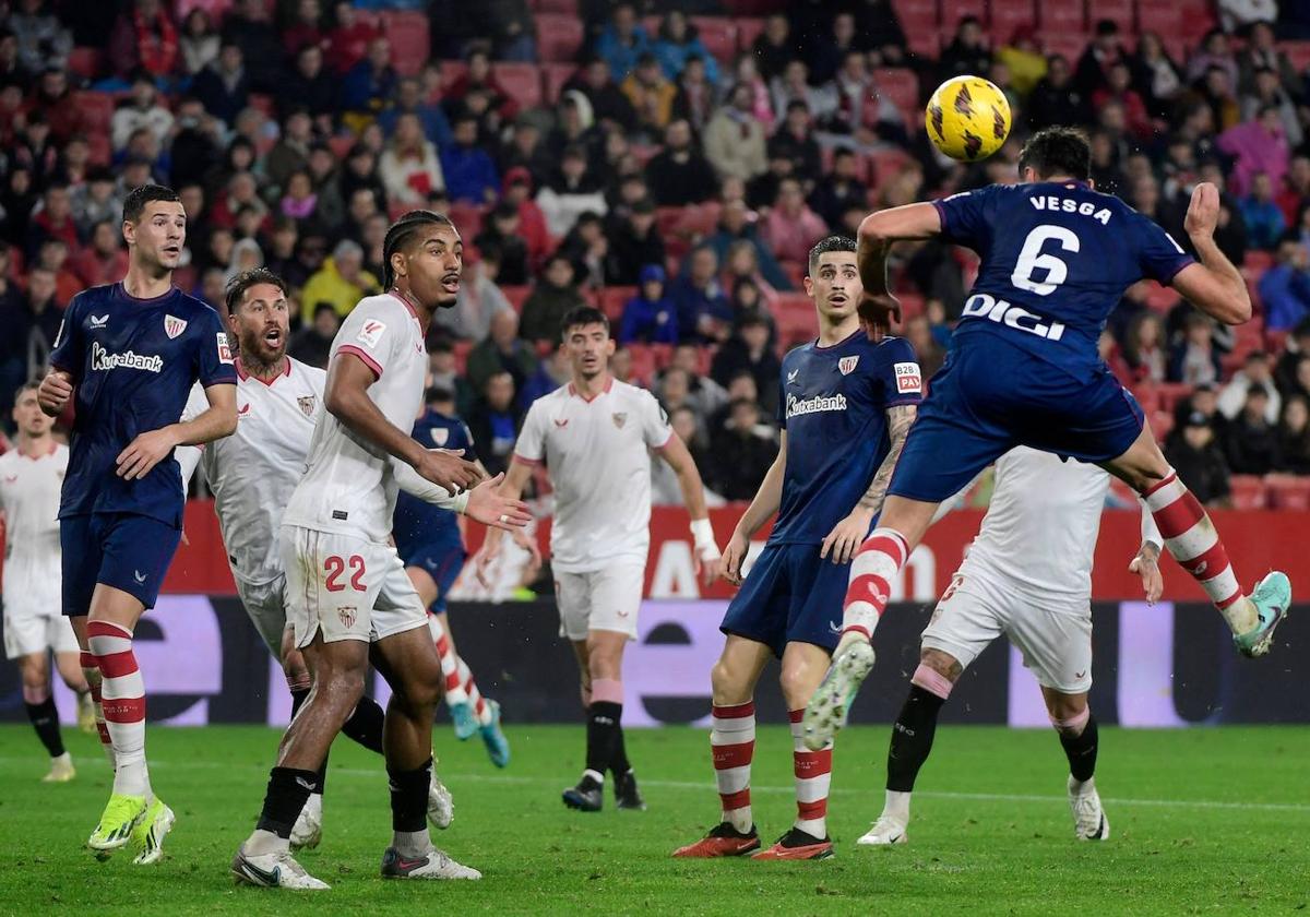 Momento en el que Vesga conecta el cabezazo del gol.