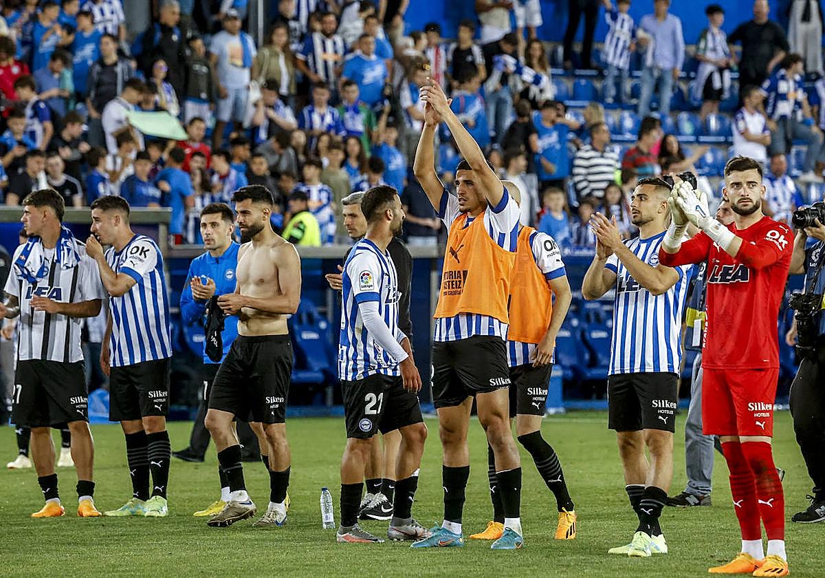 Los albiazules celebran con la grada el pase a la final.