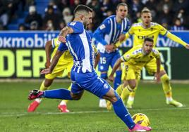 Rioja lanza el penalti del único gol del partido.