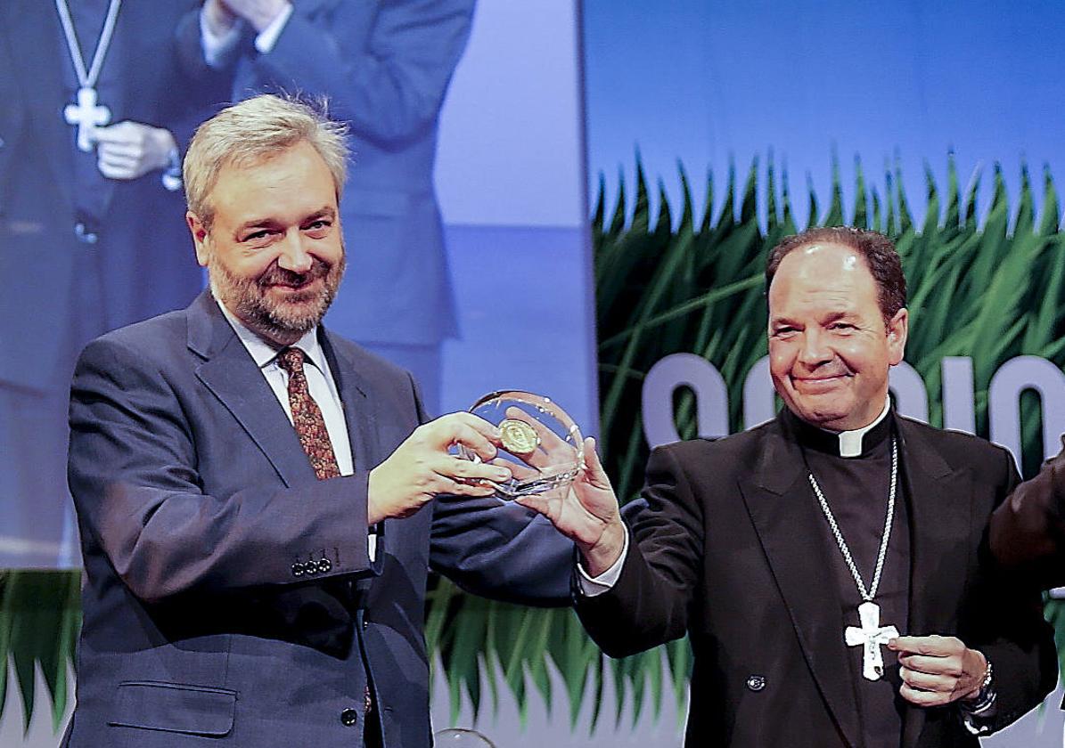 El obispo Elizalde y el director general de Egibide saliente, Nacho Eguizábal, en la entrega de los premios de la Fundación Sabino Arana en 2016.