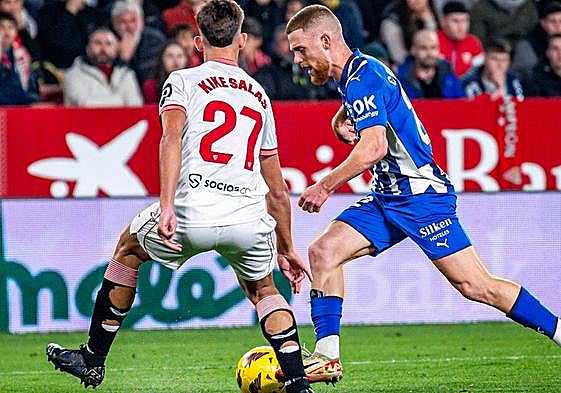 El 1x1 del Sevilla-Alavés: Carlos Vicente derriba la puerta