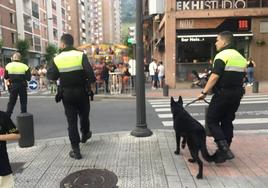 Agentes de la Policía Local patrullando con perros por Ibarrekolanda.