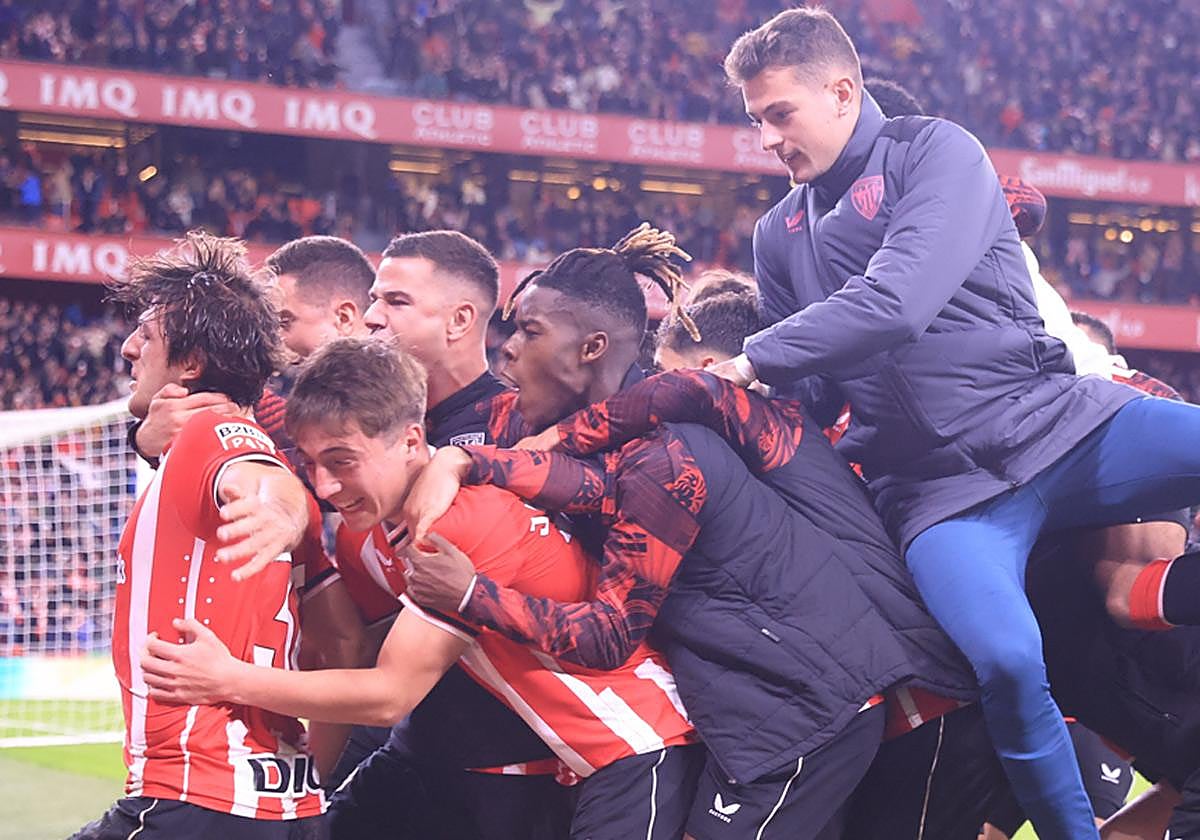Euforia desatada de los jugadores rojiblancos para celebrar el gol de Unai Gómez.