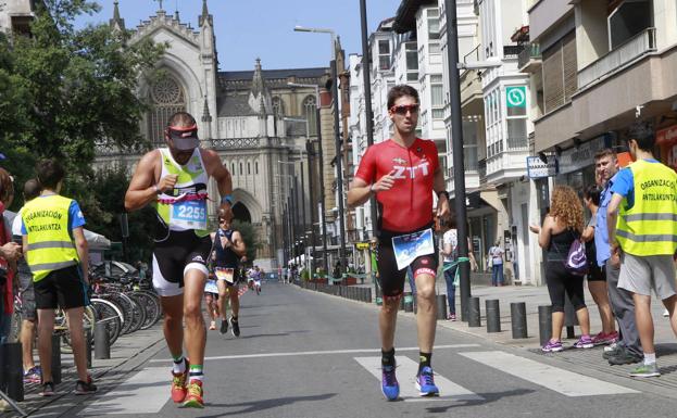 Imágenes de otro triatlón por las calles de Vitoria.