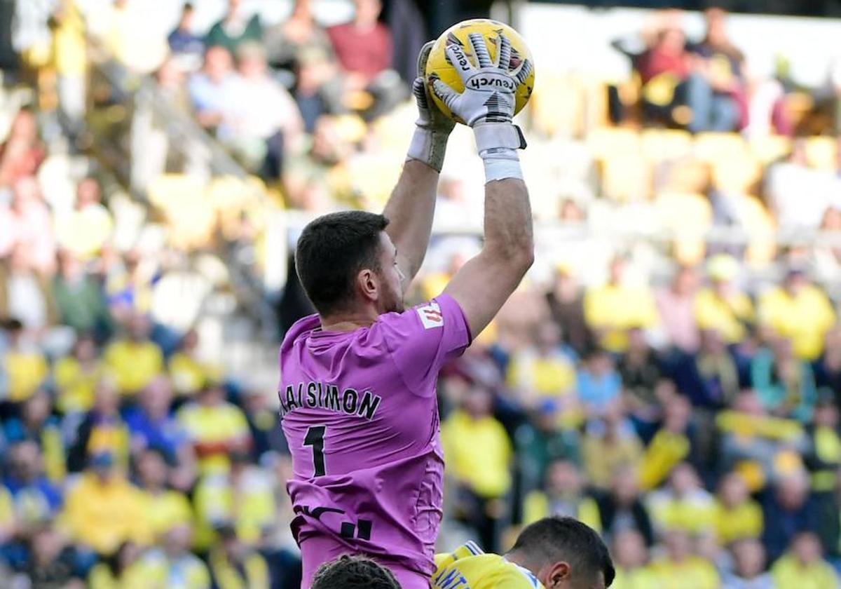 Unai Simón salvó dos ocasiones del Cádiz en la primera parte.