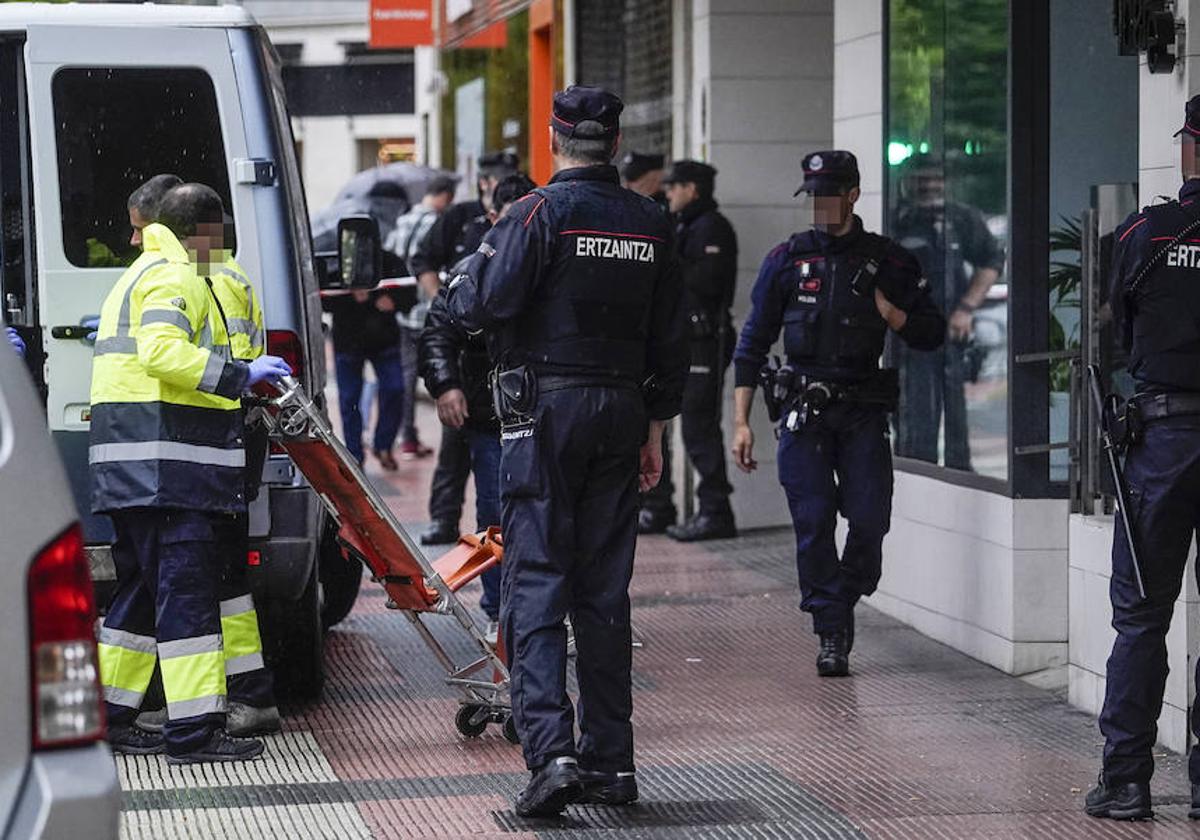 Sanitarios y agentes de la Ertzaintza, el domingo tras hallarse el cadáver de Maialen.