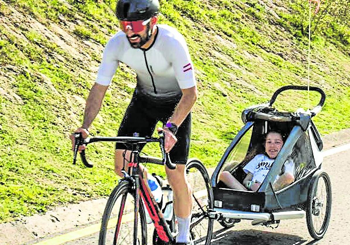 Maialen entrena junto a su profesor.