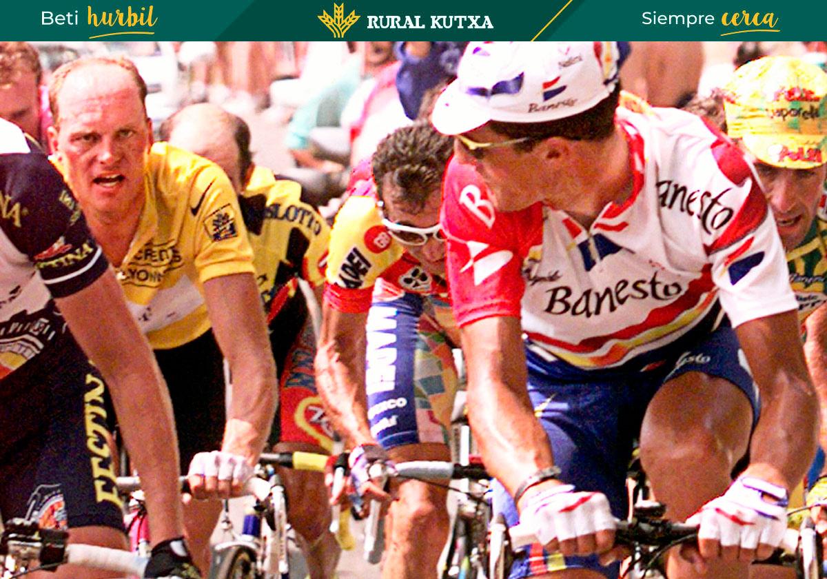 En Hautacam. Miguel Induráin vigila a Riis durante el Tour de 1996.