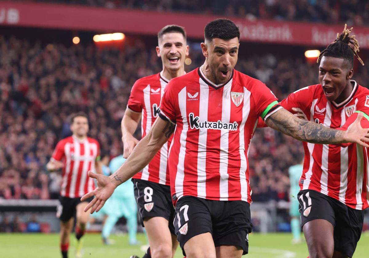 Yuri celebra con Sancet y Nico su primer gol.