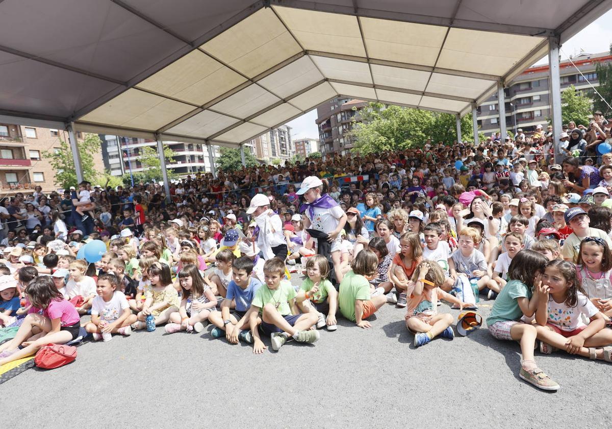 Oleada de apoyo a la escuela pública vasca en Mungia