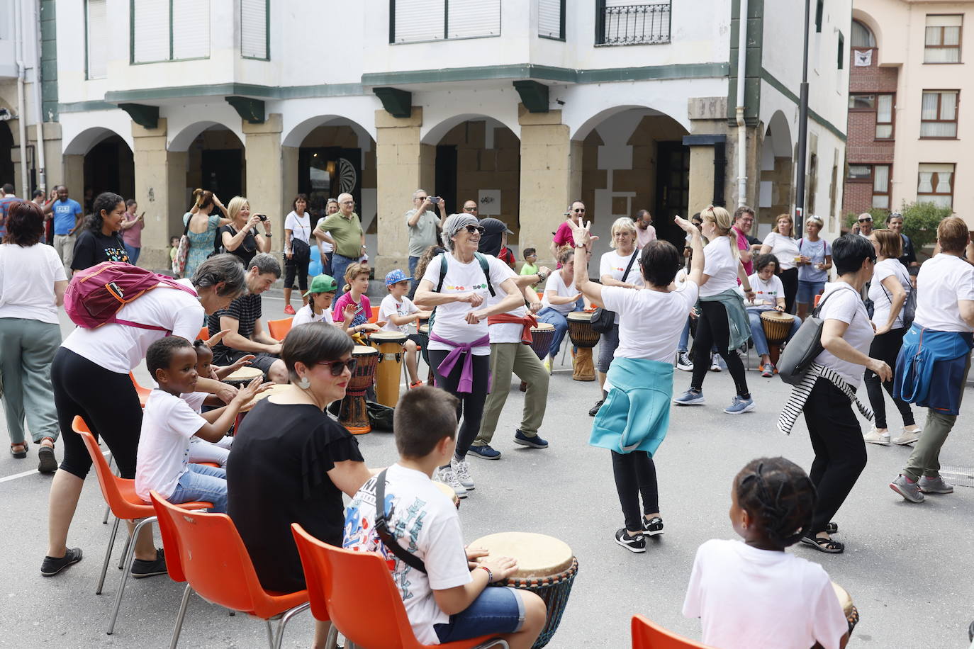 Oleada de apoyo a la escuela pública vasca en Mungia