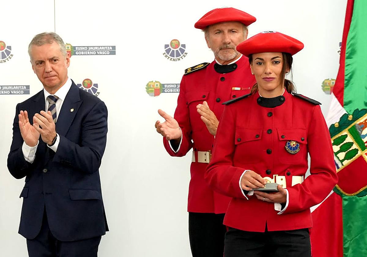 El lehendakari Urkullu, en el tributo anual de Arkaute, junto al jefe de la Ertzaintza, Josu Bujanda, y una agente homenajeada.