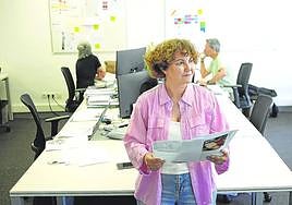 Pilar Garrido, con unos documentos entre las manos, posando para la entrevista en la sede de Podemos