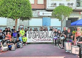 La batukada puso la música en la zona donde estaba la tómbola organizada por un grupo de Cofu.