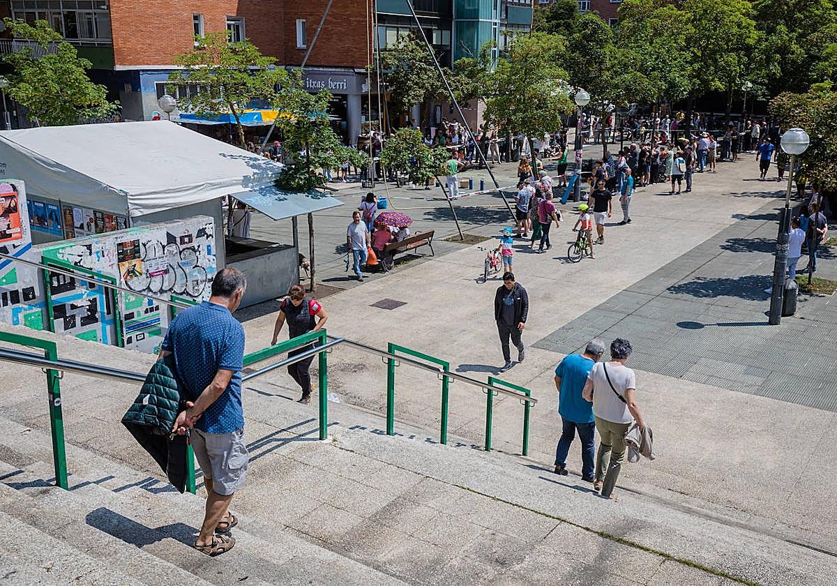 Ertzainas detuvieron a tres sospechosos de dar un botellazo a un joven en las inmediaciones de la plaza San José, en el barrio de Arana.