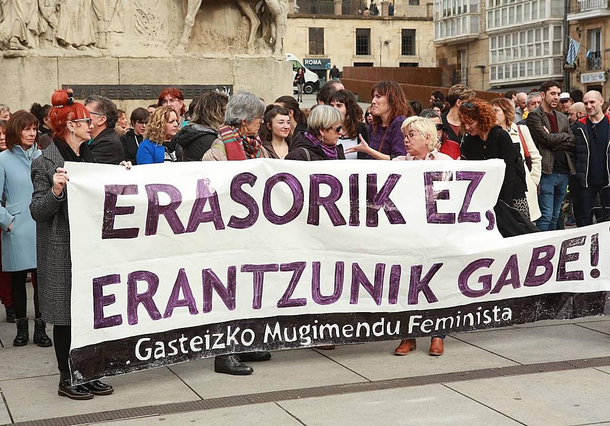 Marcha de protesta por un delito machista en Vitoria.