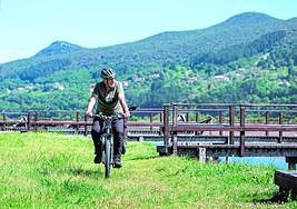 Un ciclista pedalea por la zona de Murueta donde el Gobierno vasco quería habilitar el paseo.