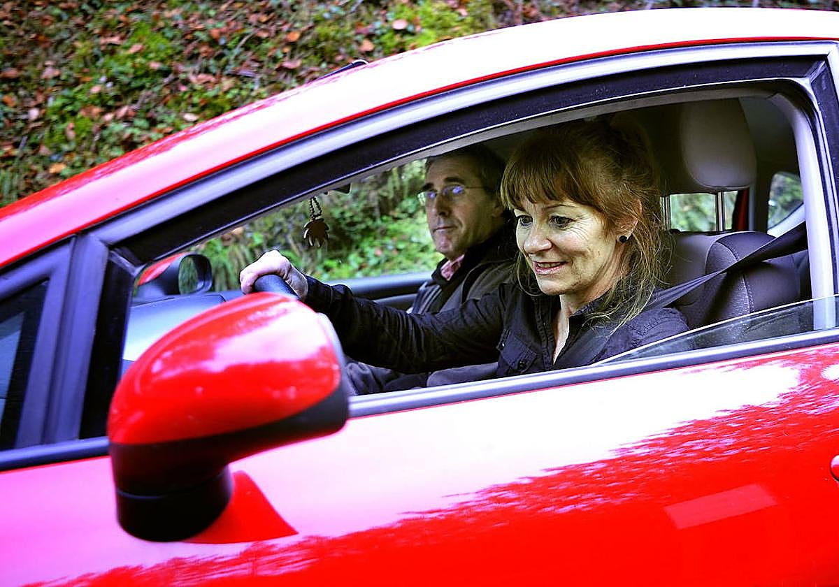 Carmen Guisasola junto con Urrusolo Sistiaga.