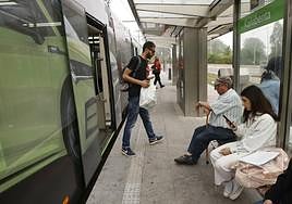 Usuarios del tranvía esperan en la parada de Kañabenta, en Abetxuko.
