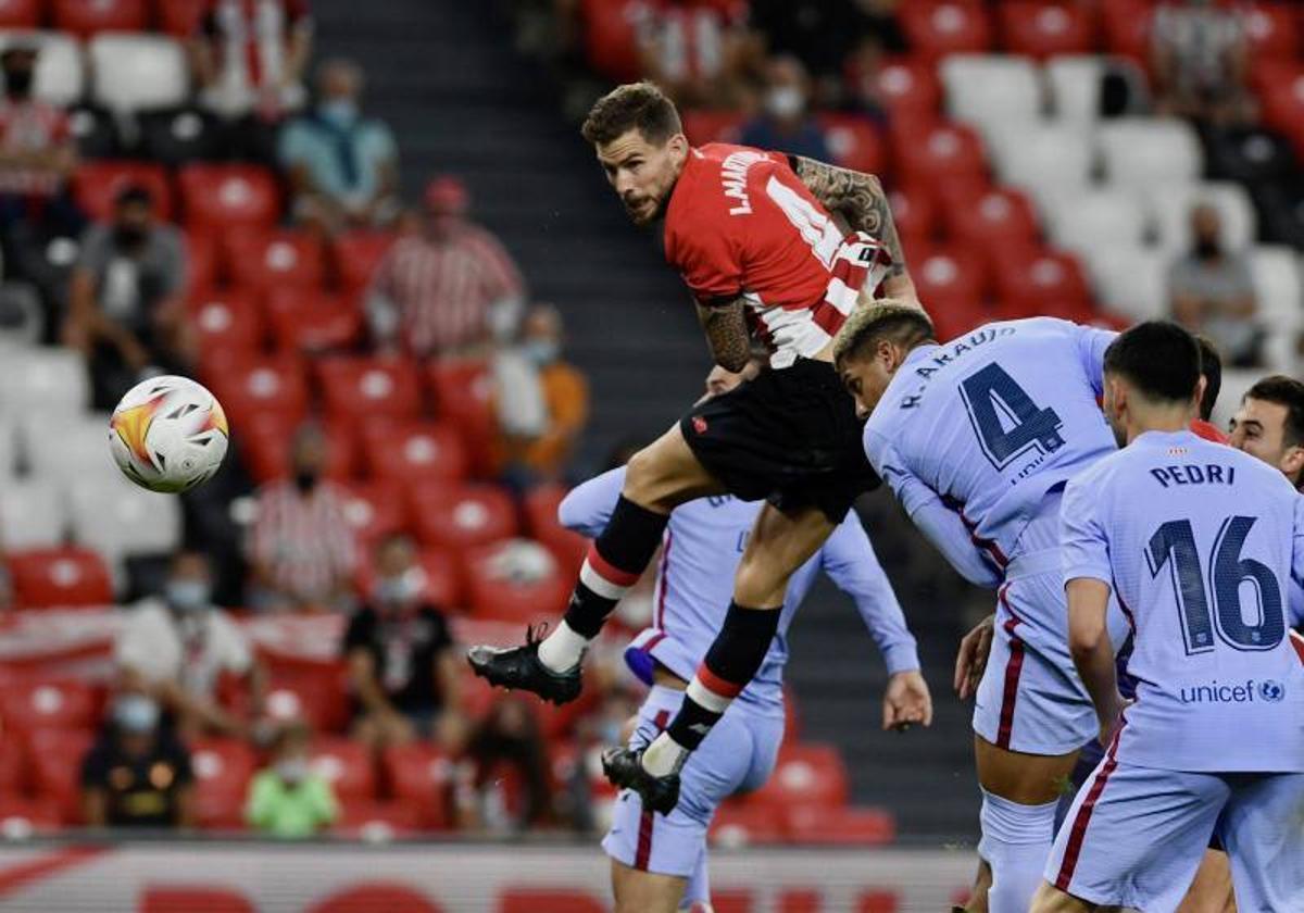 Iñigo Martínez cabecea en un partido ante el Barcelona.