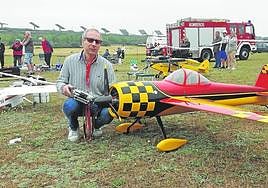 Preparándose para que pudiera despegar un avión de acrobacia F3M.
