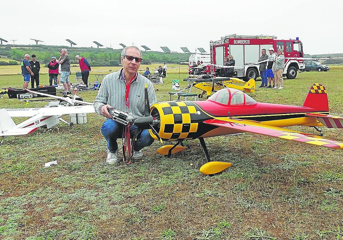 Preparándose para que pudiera despegar un avión de acrobacia F3M.