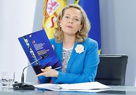 La vicepresidenta económica, Nadia Calviño, ayer en la rueda de prensa posterior al Consejo de Ministros.