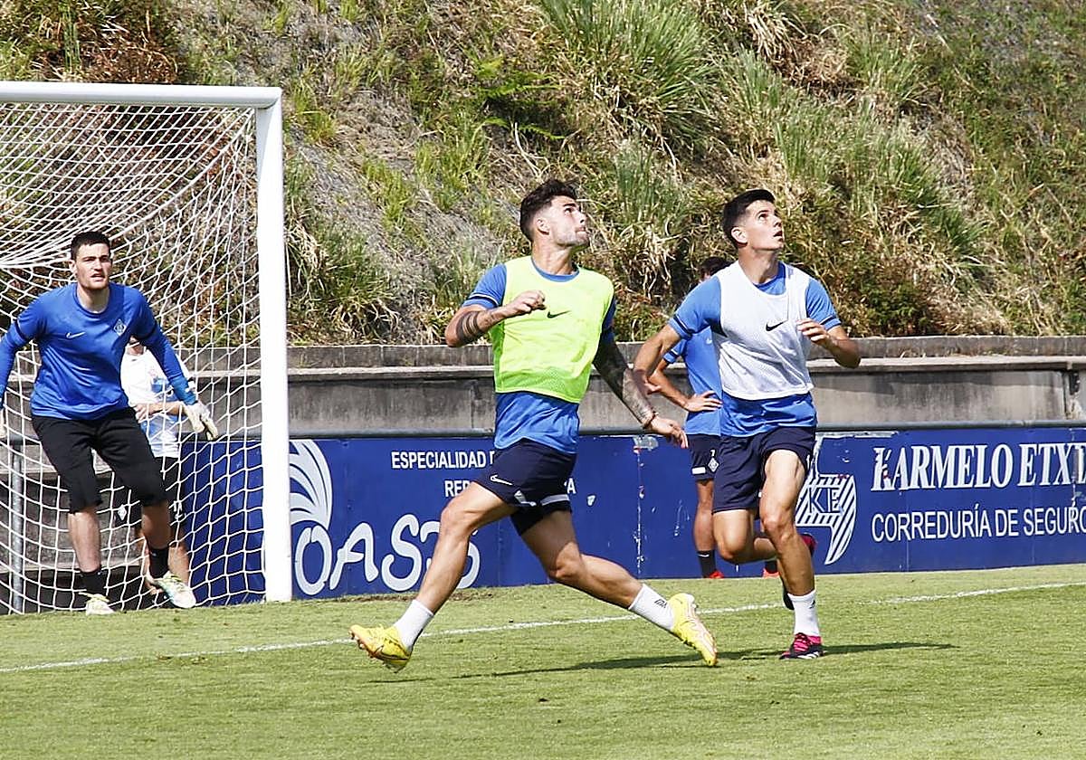 Javi Murua, junto a Eneko Jauregi y el meta Mikel Goiria, en el entreno de este martes en Urritxe.