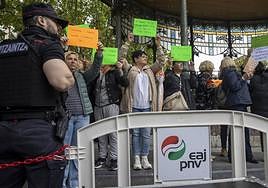 Trabajadoras de la limpieza de Osakidetza protestan durante un acto de la campaña electoral del PNV en San Sebastián