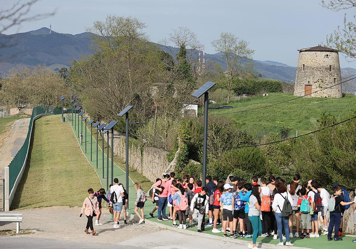 Escolares en un tramo del paseo.