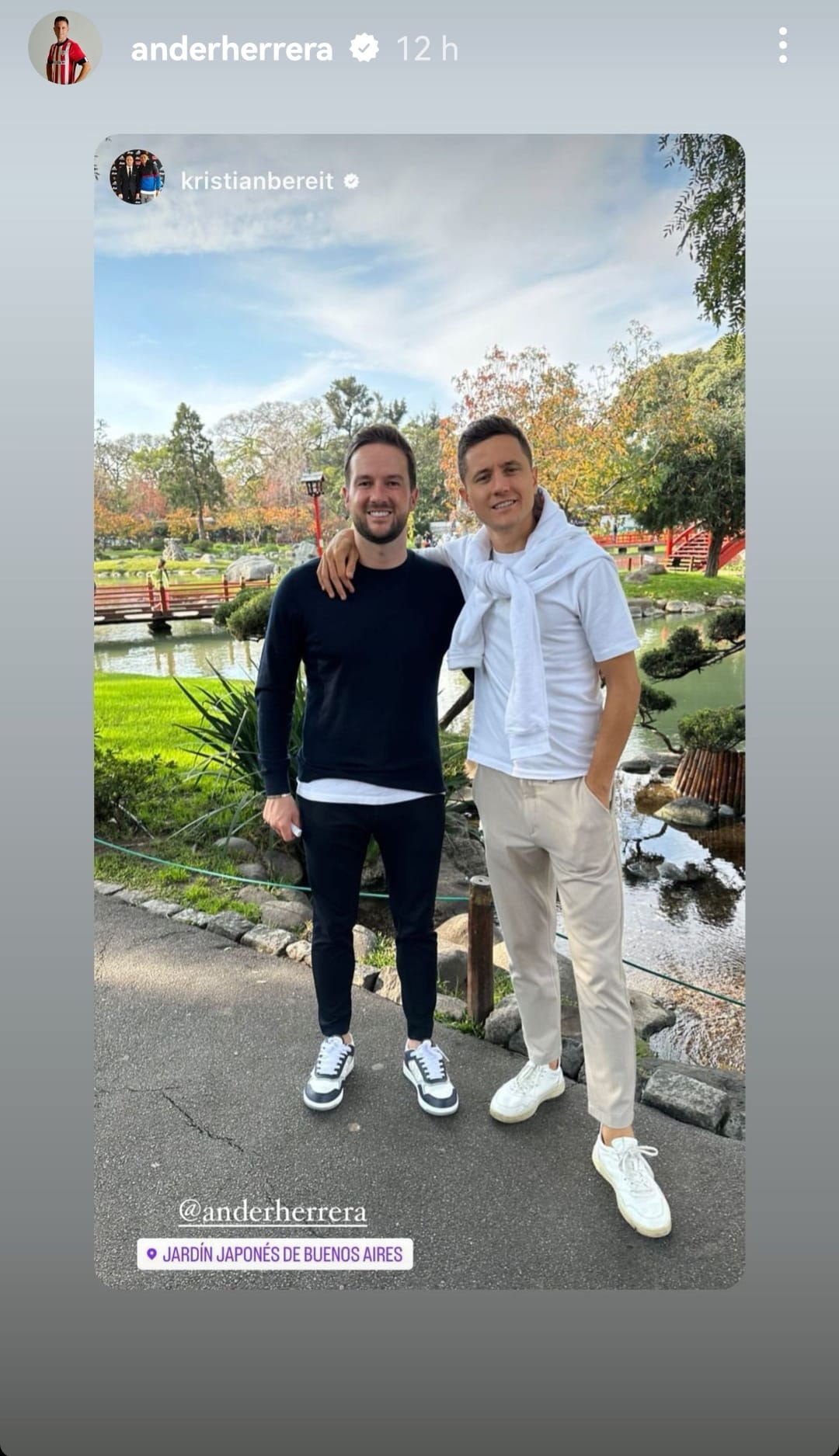 (08/06/2023) Ander Herrera posa con Kristian Bereit, agente de futbolistas, en el Jardín japonés de Buenos Aires.