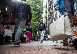 Compradores y paseantes en Abando, una de las zonas con los ingresos más altos en Bilbao.