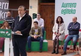 El presidente del PNV alavés, José Antonio Suso, en un mitin de campaña en presencia de Andoni Ortuzar y Raúl García Ezkerro, el candidato jeltzale en Laguardia (con camisa blanca).