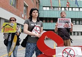 Varios integrantes de la platafforma Berri-Otxoak delante del Ayuntamiento de Barakaldo.