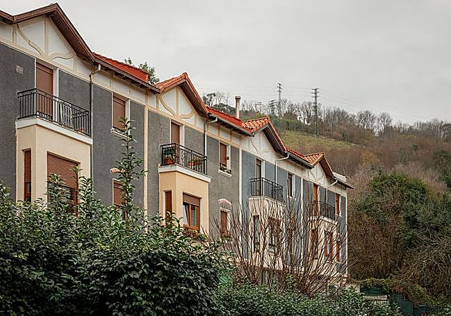La casa forma parte de la formación de barracón en hilera bajo la que se construyó esta cooperativa de casas baratas en las faldas de Artxanda.