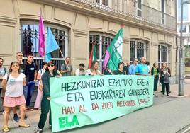 Protesta del sindicato ELA este miércoles frente al Parlamento vasco en contra de la Ley de Educación.