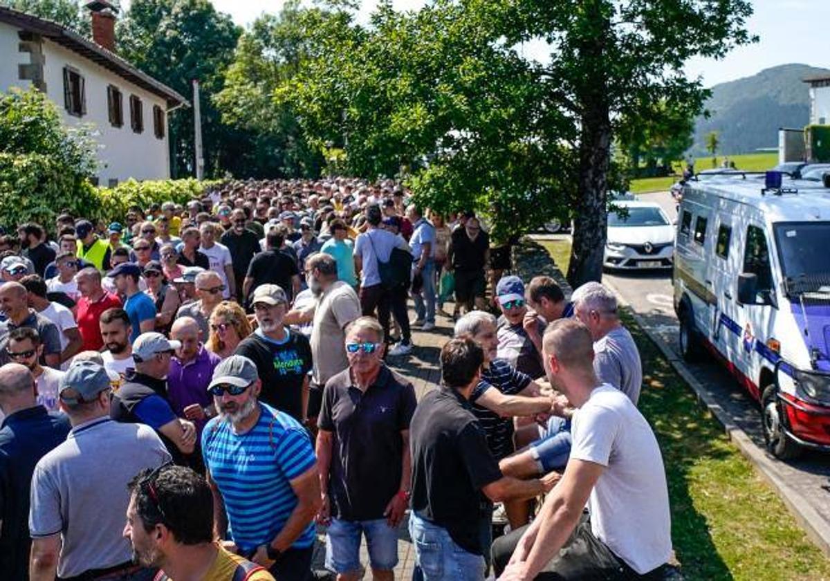 Los sindicatos de la Ertzaintza acusan a Erkoreka de ponerles «a los pies de los caballos»