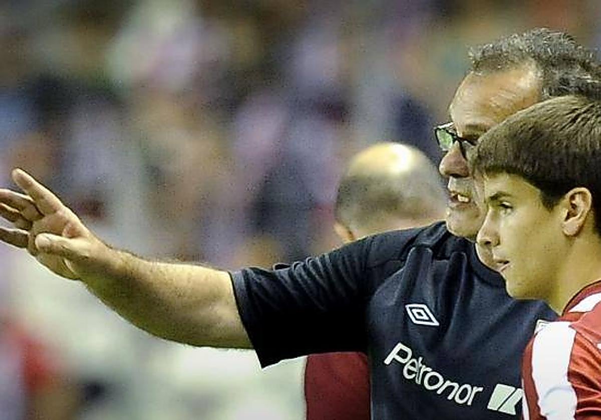 Marcelo Bielsa da instrucciones a un joven Galarreta antes de su debut con el Athletic, ante el Slaven Belupo en agosto de 2012.