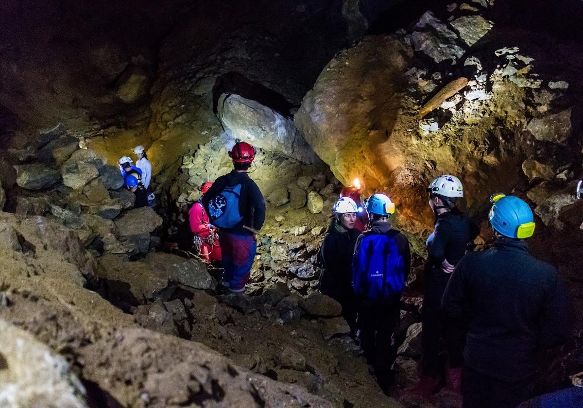 Visita a una cueva minera.